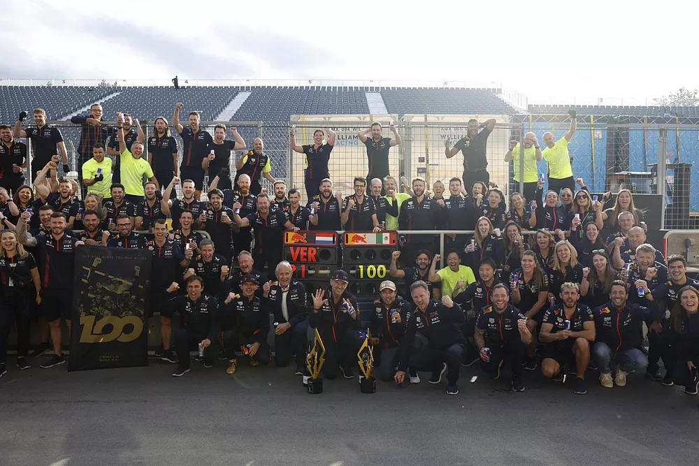Max Verstappen, Red Bull Racing, vainqueur, Helmut Marko, Consultant, Red Bull Racing, Adrian Newey, directeur technique en chef, Red Bull Racing, Sergio Perez, Red Bull Racing, Christian Horner, Team Principal, Red Bull Racing, et toute l'&eacute;quipe