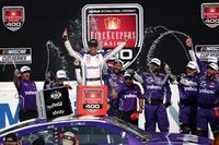 NASCAR Cup: Denny Hamlin hace durar el combustible y gana en Michigan