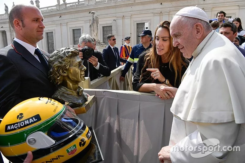 Escultura e capacete de Ayrton Senna ao lado de Papa Francisco