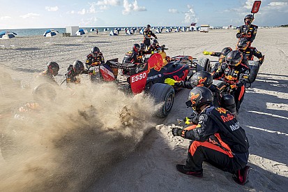 Verstappen tengerparti kalandja a Red Bullal