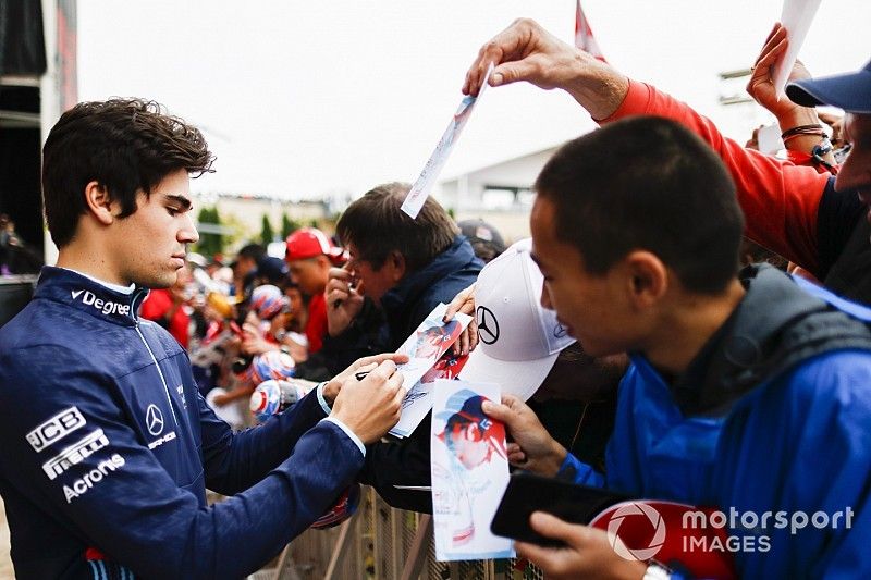 Lance Stroll, Williams Racing, firma autógrafos para los fanáticos