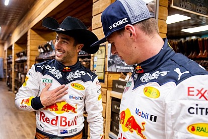 Гонщиков Red Bull переодели в «ковбойские» комбинезоны