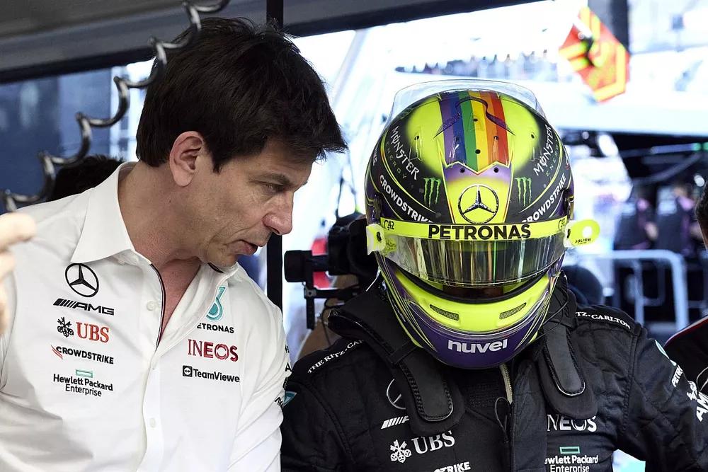 Toto Wolff, Team Principal and CEO, Mercedes-AMG, with Lewis Hamilton, Mercedes-AMG 