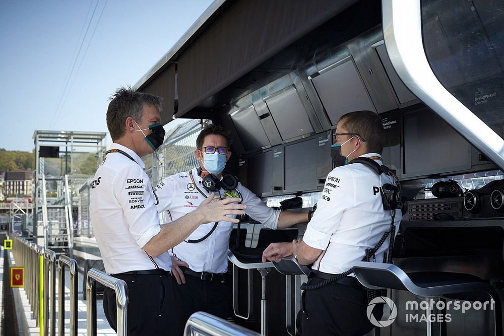 James Allison, Director Técnico, Mercedes AMG, en el pit wall