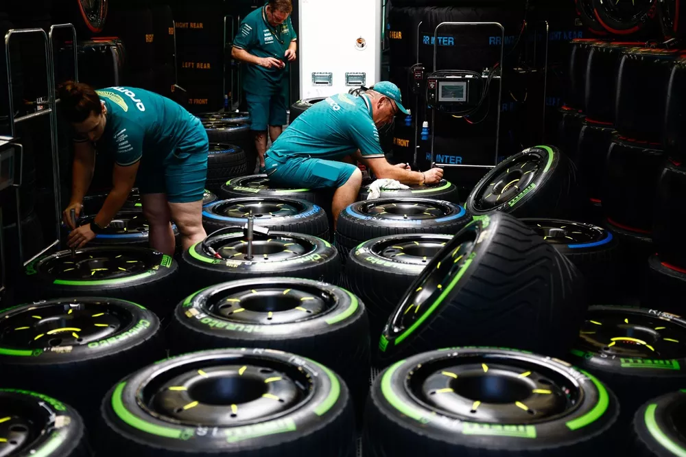 Miembros del equipo Aston Martin trabajan con neum&aacute;ticos Pirelli