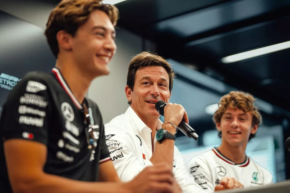 Andrea Kimi Antonelli, George Russell, Toto Wolff, chefe de equipe e CEO da Mercedes-AMG F1 Team