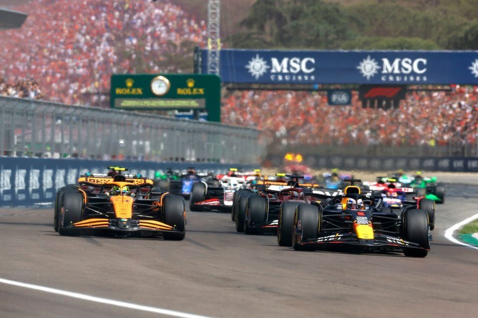 Max Verstappen, Red Bull Racing RB20, Lando Norris, McLaren MCL38, Charles Leclerc, Ferrari SF-24, Carlos Sainz, Ferrari SF-24, o resto da equipe na largada