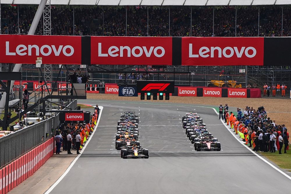 Max Verstappen, Red Bull Racing RB18, Carlos Sainz, Ferrari F1-75, el resto del campo