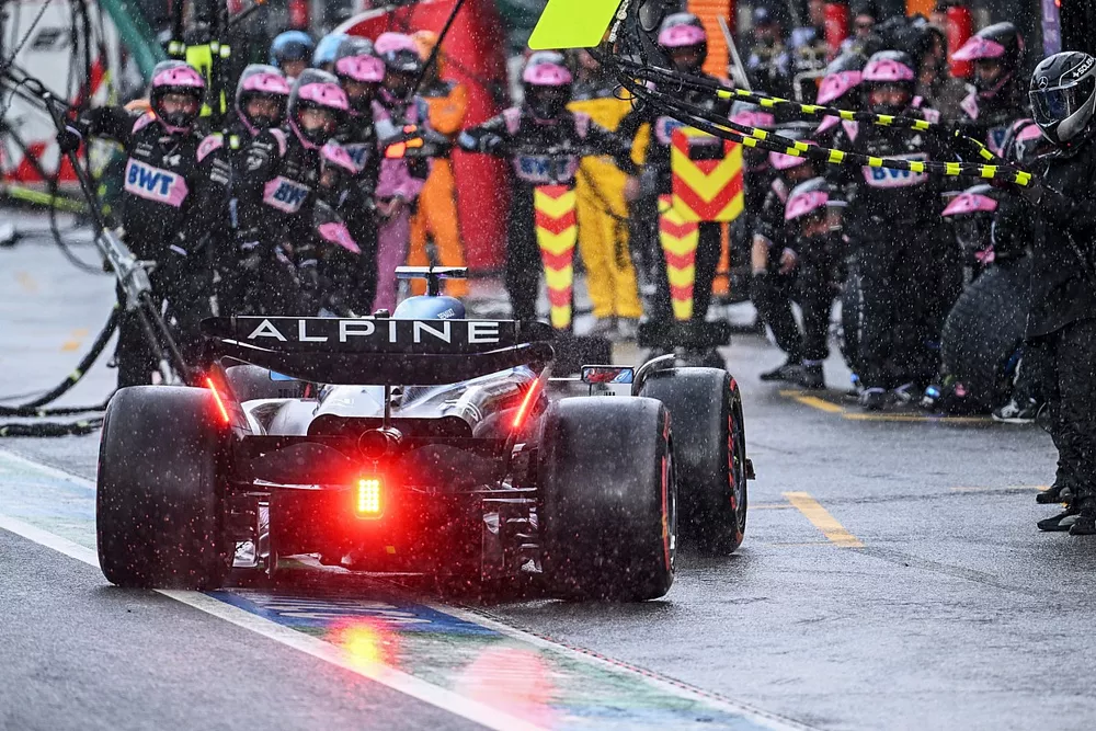 Esteban Ocon, Alpine A523, hace una parada en boxes