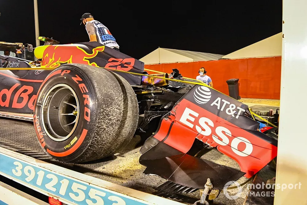 El monoplaza da&ntilde;ado de Alexander Albon, Red Bull Racing RB16