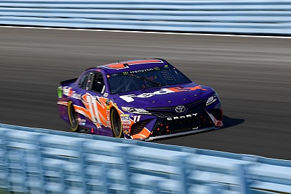 Denny Hamlin batte il compagno di squadra Kyle Busch e centra la pole position in Michigan
