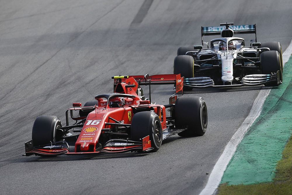 Charles Leclerc, Ferrari SF90, voor Lewis Hamilton, Mercedes AMG F1 W10