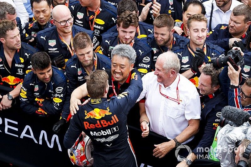 Max Verstappen, Red Bull Racing, 1st position, celebrates in Parc Ferme with Masashi Yamamoto, General Manager, Honda Motorsport, and the Red Bull team