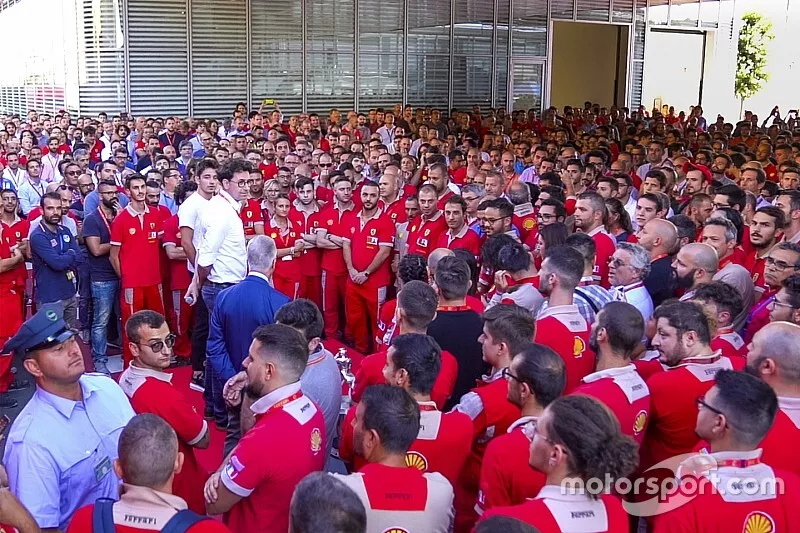 Mattia Binotto e Charles Leclerc festeggiano a Maranello