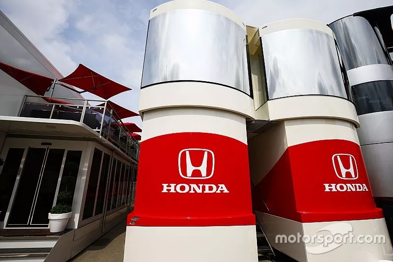 Honda-logo's op het motorhome en de transporter