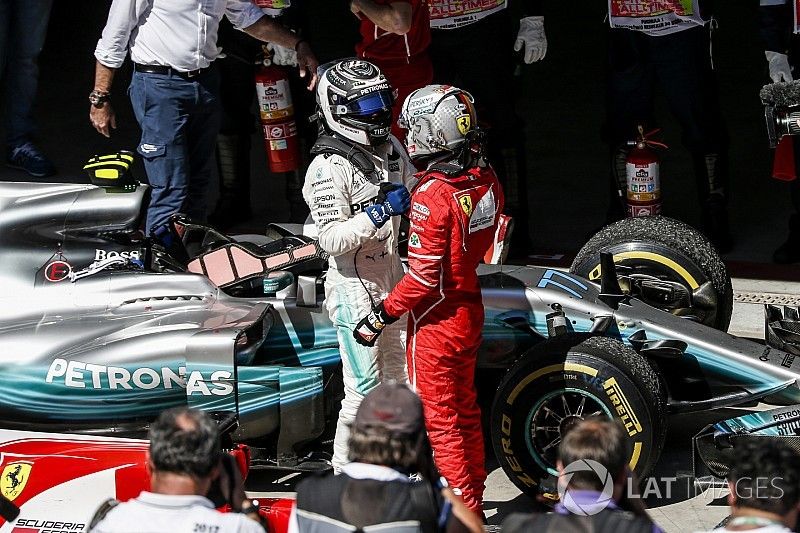 Ganador de la carrera Sebastian Vettel, Ferrari celebra en parc ferme con Valtteri Bottas, Mercedes 