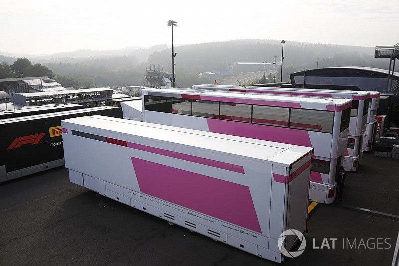 Force India camiones en el paddock