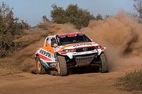 Isidre Esteve se ve peleando en el segundo grupo del Rally Dakar 2024