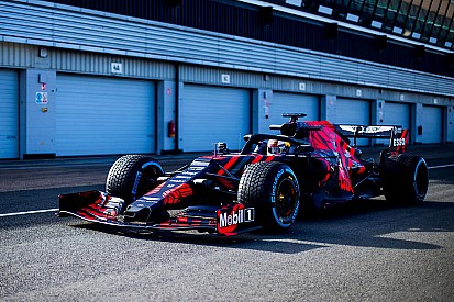 Verstappen nagyon vigyorog a red bull-hondás köre után