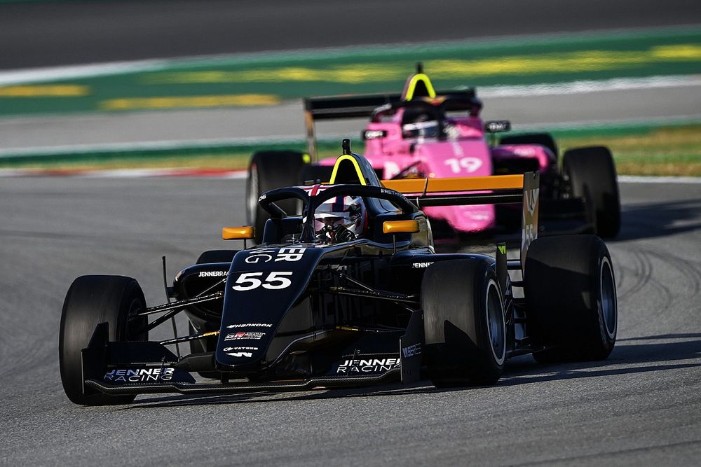 Jamie Chadwick, leads Marta Garcia