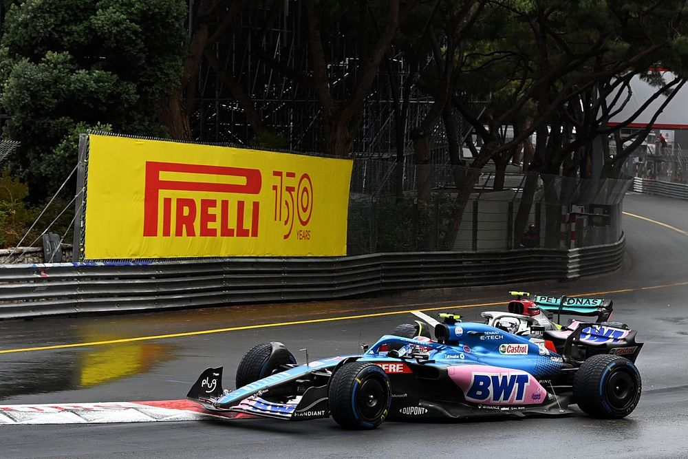 Lewis Hamilton, Mercedes W13, makes contact with Esteban Ocon, Alpine A522