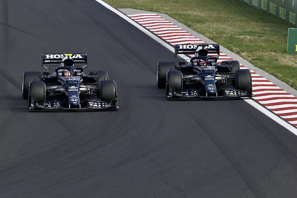 Pierre Gasly, AlphaTauri AT02, lucha con Yuki Tsunoda, AlphaTauri AT02