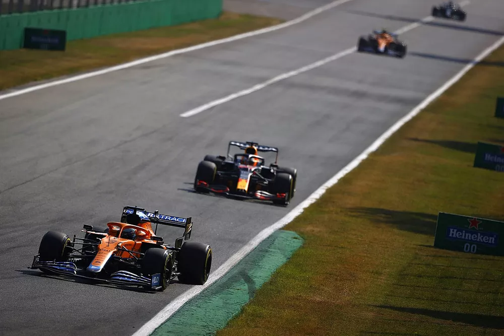 Daniel Ricciardo, McLaren MCL35M, Max Verstappen, Red Bull Racing RB16B