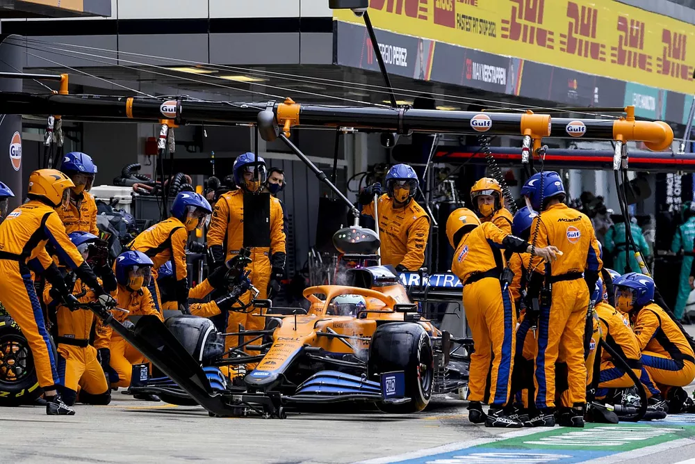 Daniel Ricciardo, McLaren MCL35M, fait un arr&ecirc;t