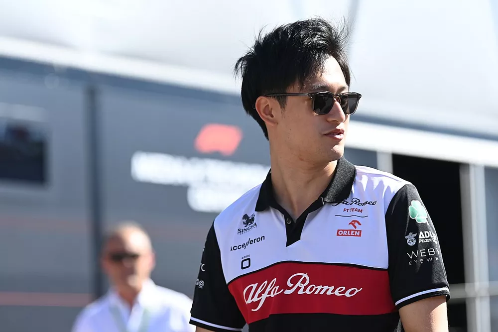 Zhou Guanyu, del equipo Alfa Romeo F1, llega a la pista