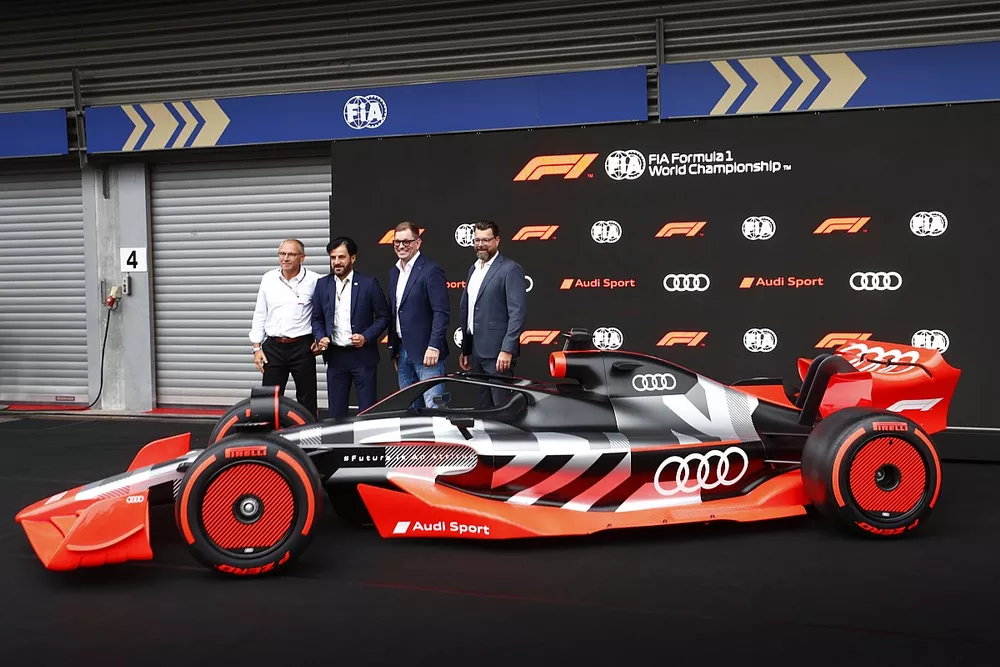 Stefano Domenicali, PDG de la Formule 1, avec Mohammed bin Sulayem, pr&eacute;sident de la FIA, Markus Duesmann, pr&eacute;sident du conseil d'administration d'Audi AG, Oliver Hoffmann, patron du d&eacute;veloppement Audi Sport GmbH, derri&egrave;re la monoplace de pr&eacute;sentation