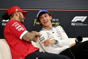 VÍDEO F1 - Hamilton brinca com Antonelli sobre renovação de contrato: "Sei trabalhar com Wolff"