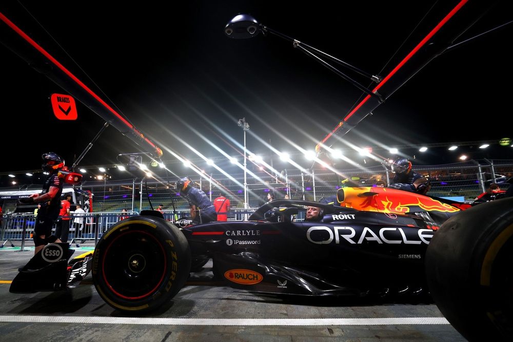 Red Bull Racing pitstop practice 
