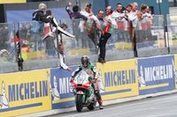 Zarco reina en el caos de Le Mans con una victoria histórica sobre Márquez