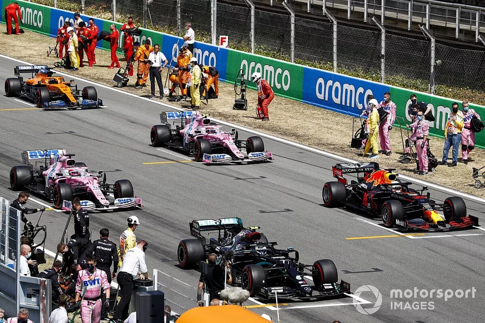 Mechanics clear the grid as Valtteri Bottas, Mercedes F1 W11 EQ Performance, Max Verstappen, Red Bull Racing RB16, Sergio Perez, Racing Point RP20, Lance Stroll, Racing Point RP20, Carlos Sainz Jr., McLaren MCL35, prepare to start the formation lap