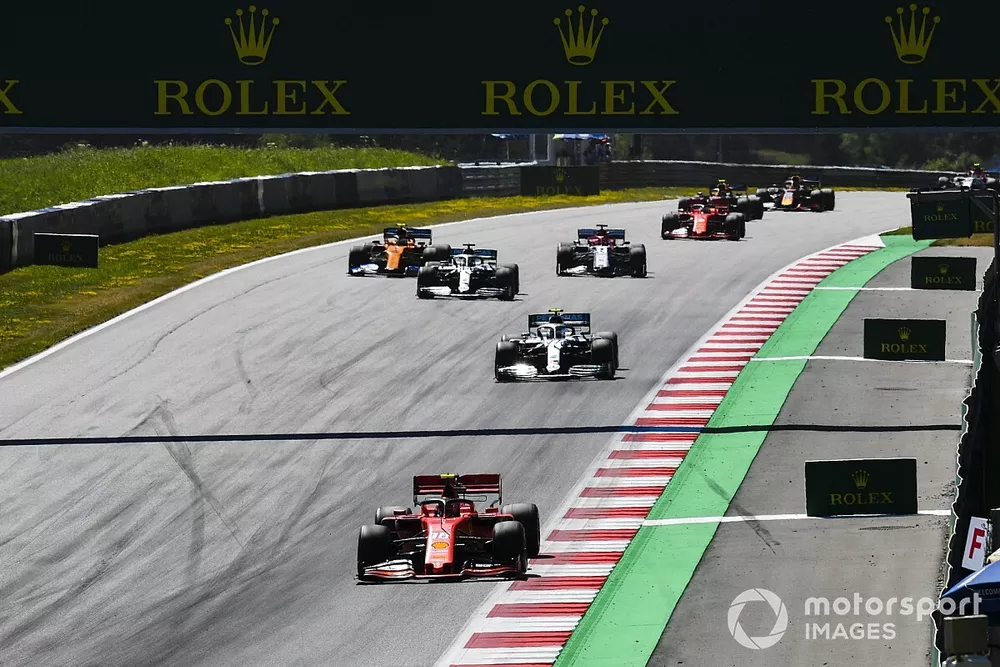 Charles Leclerc, Ferrari SF90, devant Valtteri Bottas, Mercedes AMG W10, Lewis Hamilton, Mercedes AMG F1 W10, Lando Norris, McLaren MCL34, Kimi Raikkonen, Alfa Romeo Racing C38, Sebastian Vettel, Ferrari SF90, et le reste du plateau au d&eacute;part