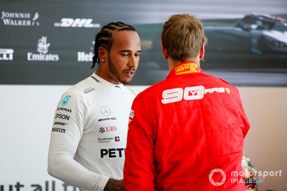 Lewis Hamilton, Mercedes AMG F1 da la mano a Sebastian Vettel, Ferrari despu&eacute;s de la carrera