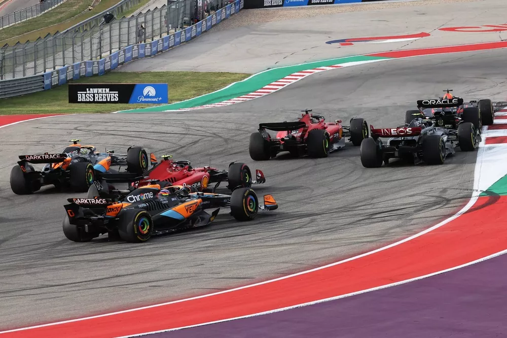 Max Verstappen, Red Bull Racing RB19, Charles Leclerc, Ferrari SF-23, Lando Norris, McLaren MCL60, Lewis Hamilton, Mercedes F1 W14, Carlos Sainz, Ferrari SF-23, Oscar Piastri, McLaren MCL60, il resto dello schieramento alla partenza della Sprint race