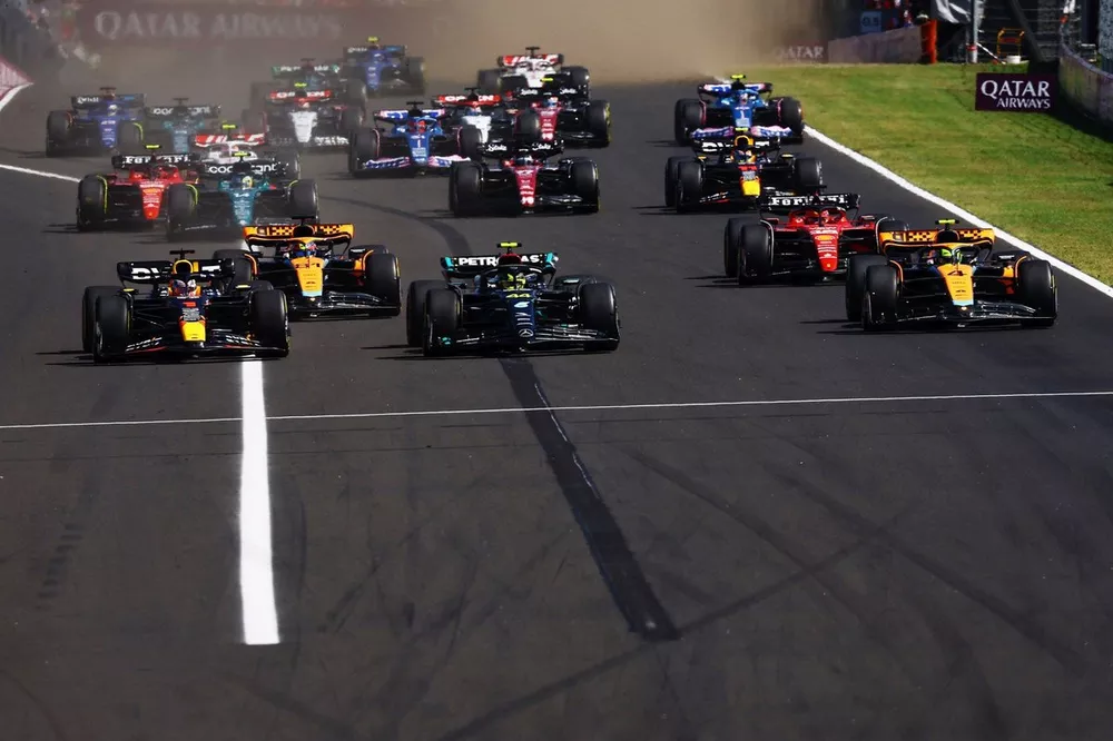 Max Verstappen, Red Bull Racing RB19 leads at the start
