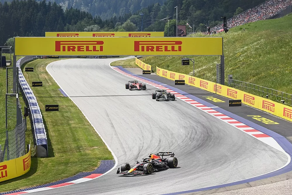 Sergio Perez, Red Bull Racing RB19, Lewis Hamilton, Mercedes F1 W14, Carlos Sainz, Ferrari SF-23