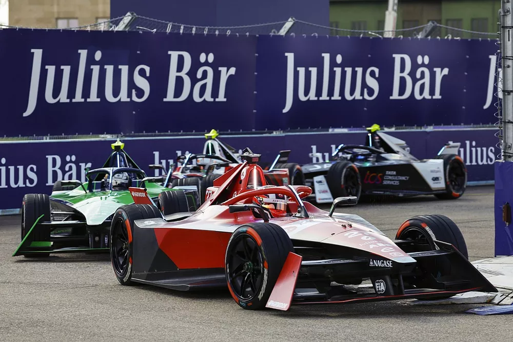Jake Dennis, Andretti Autosport, Porsche 99 X Electric Gen3, Nick Cassidy, Envision Racing, Jaguar I-TYPE 6