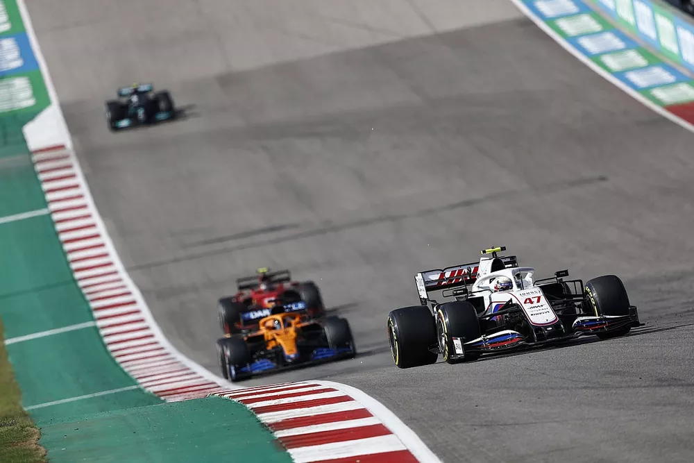 Mick Schumacher, Haas VF-21, Daniel Ricciardo, McLaren MCL35M