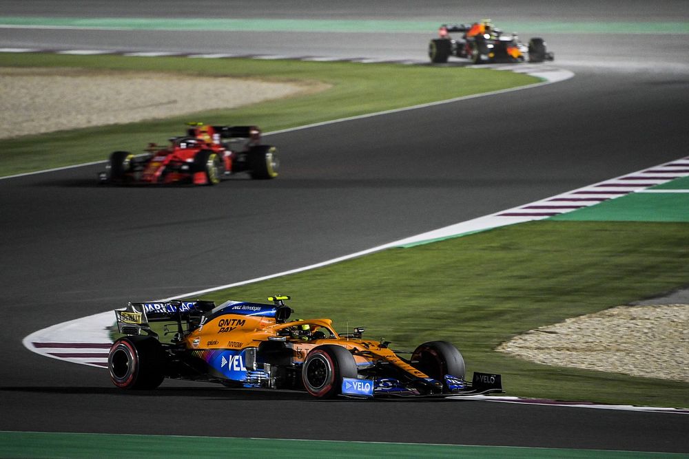 Lando Norris, McLaren MCL35M, Carlos Sainz Jr., Ferrari SF21