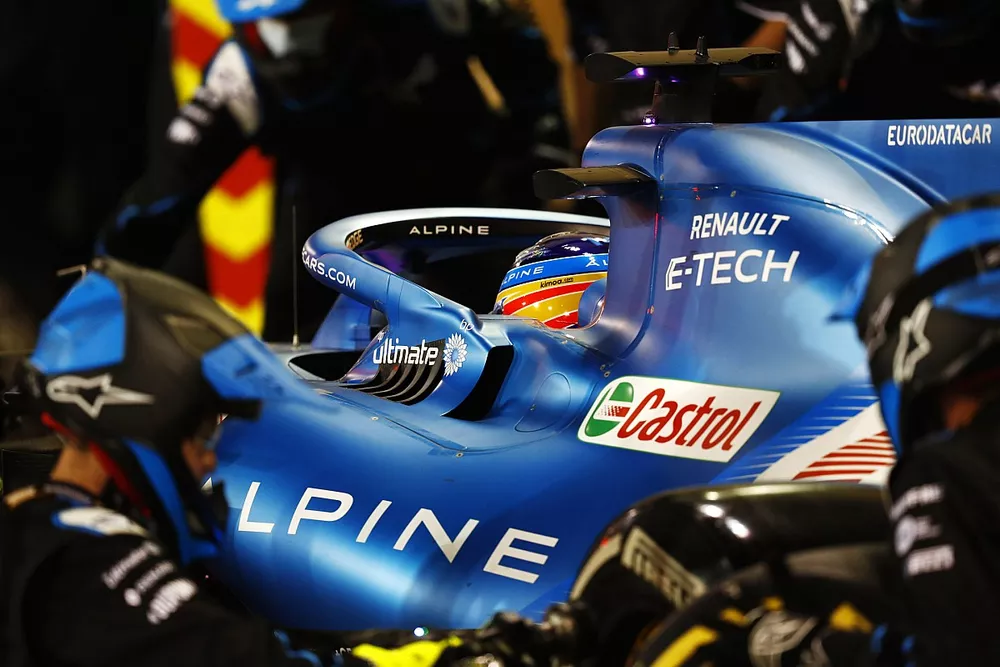 Fernando Alonso, Alpine A521, en pits