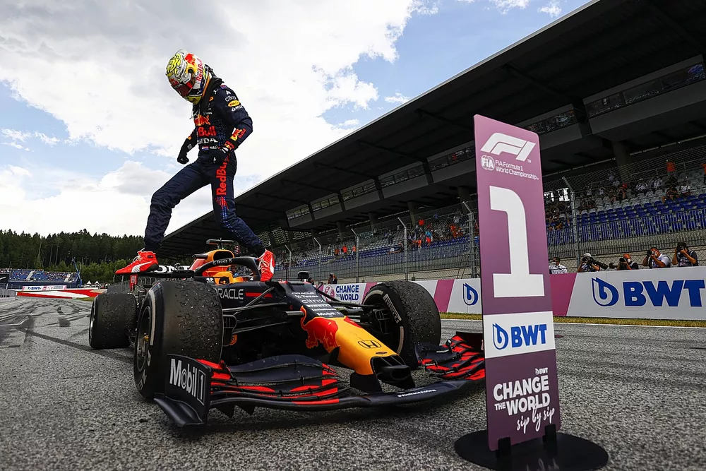Max Verstappen, Red Bull Racing, rejoint le parc ferm&eacute; en vainqueur