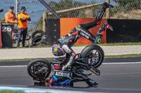 Razgatlioglu sufre una dura ca&iacute;da en el inicio del test de Australia