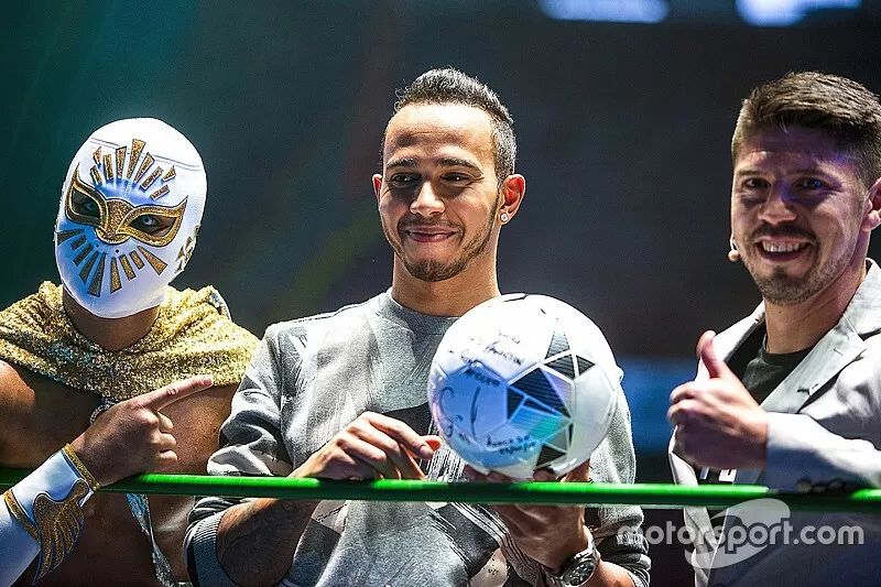 (I a D) M&iacute;stico Luchador, Lewis Hamilton, Mercedes y Oribe Peralta jugador del equipo Am&eacute;rica de Futbol