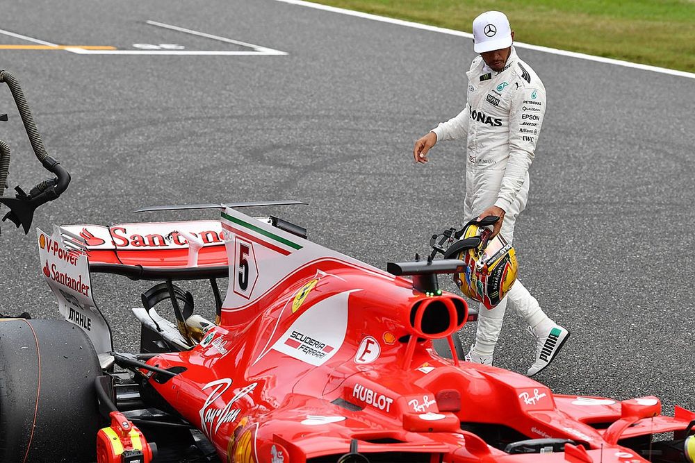 Lewis Hamilton, Mercedes AMG F1 mira el Ferrari SF70H en parc ferme