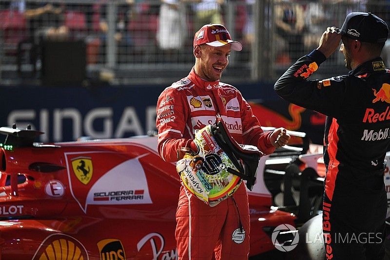 Ganador de la pole Sebastian Vettel, Ferrari, y tercero Daniel Ricciardo, Red Bull Racing en parc fe