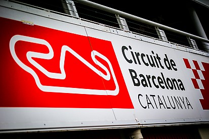 Autos con cristales rotos en un estacionamiento del GP de España