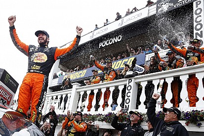 Truex supera a Larson y vence en Pocono